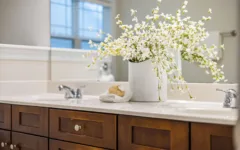 Orquídea pode ficar no banheiro? Veja os cuidados necessários